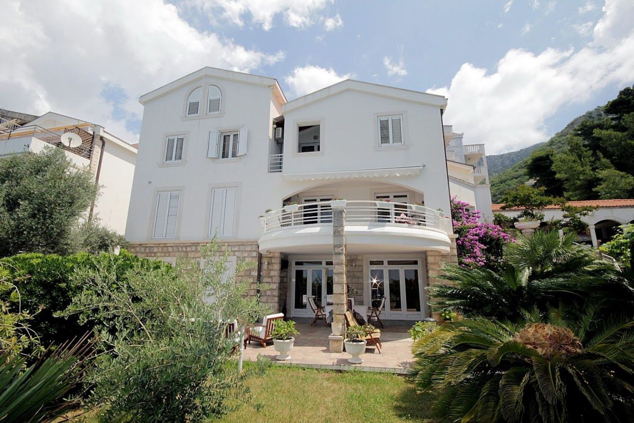 Villa in Budva, Montenegro, 1 050 sq.m - picture 1