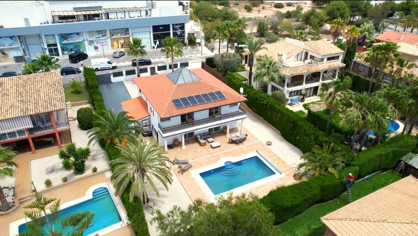 Villa in La Nucia, Spain, 380 sq.m - picture 1