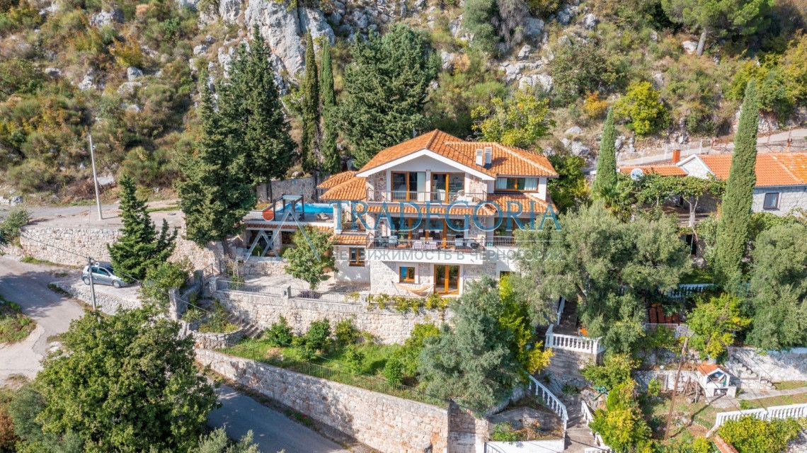 Villa in Budva, Montenegro, 280 sq.m - picture 1