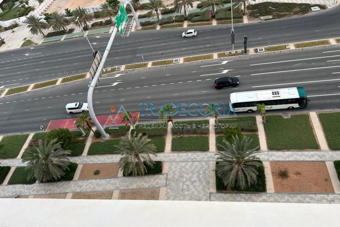 Flat in Abu Dhabi, UAE, 915 m² - picture 1