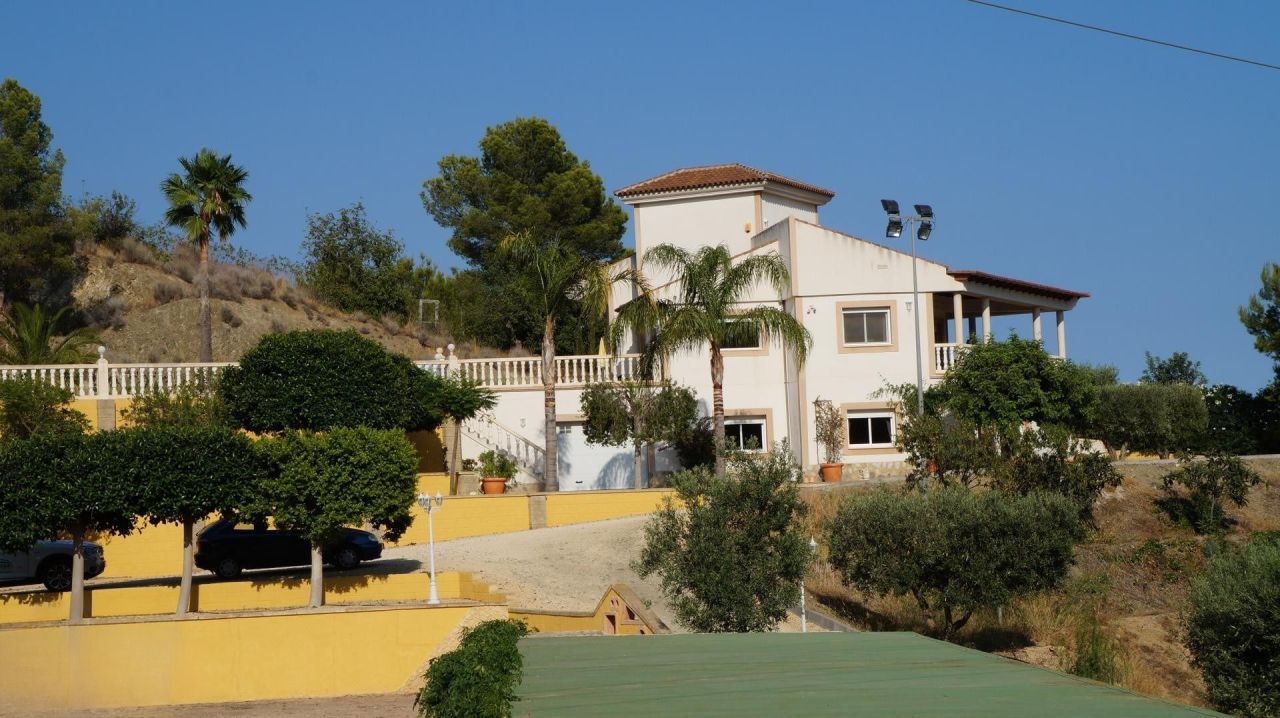 Villa in La Nucia, Spain, 460 sq.m - picture 1