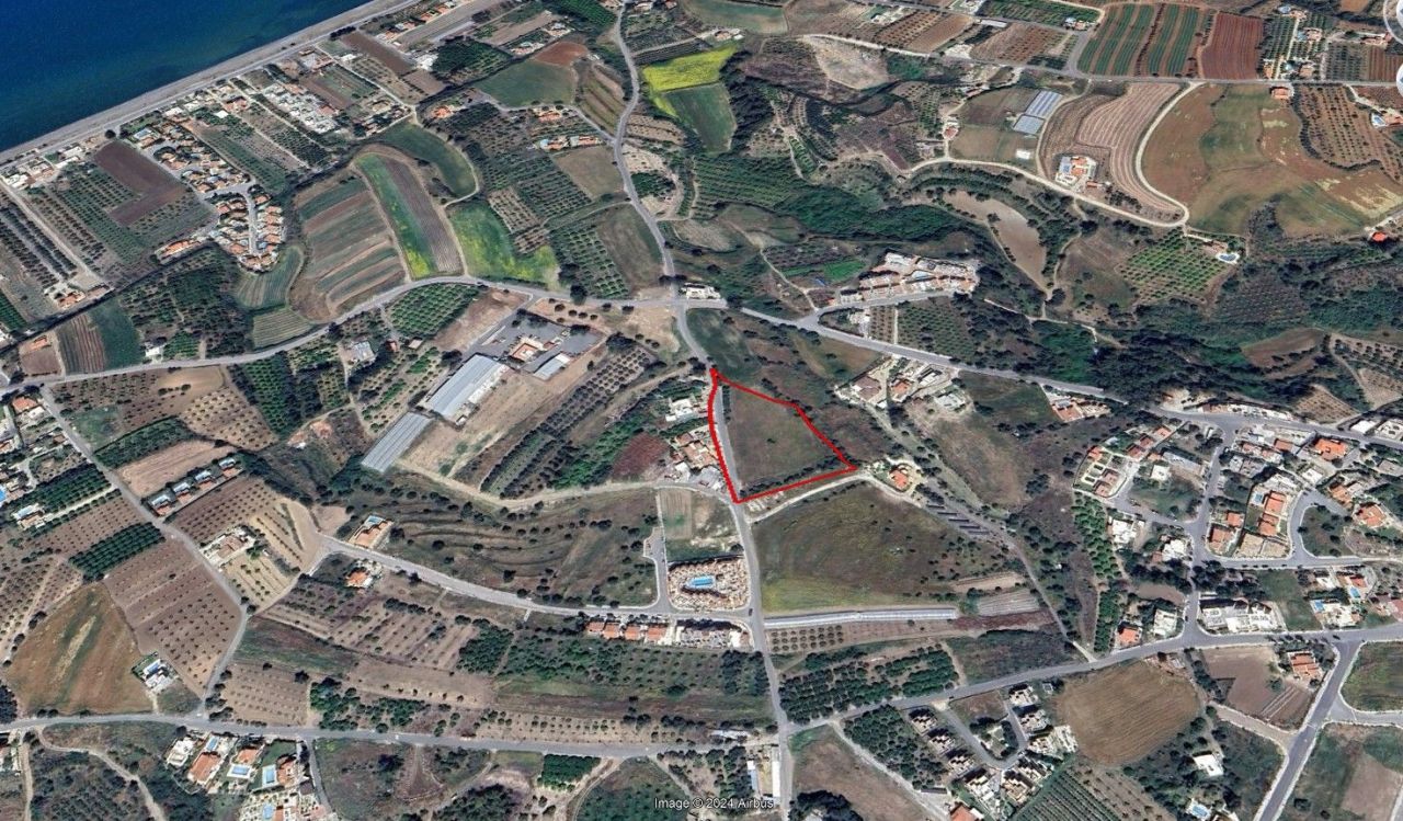 Land in Paphos, Cyprus, 8 027 sq.m - picture 1