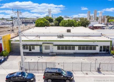 Commercial property for 3 482 813 euro in Miami, USA