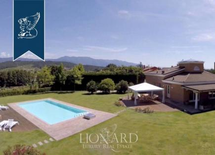 Villa for 2 100 000 euro in Lucca, Italy