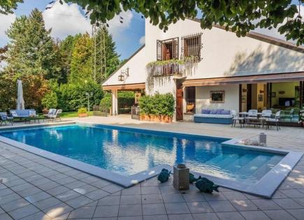 Villa in Appiano Gentile, Italy (price on request)