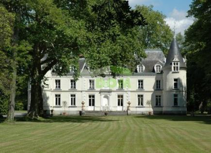 Castle for 4 700 000 euro in Paris, France