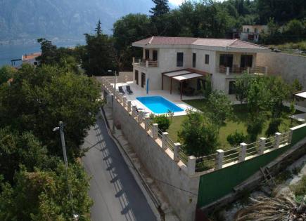 Villa for 2 580 000 euro in Stoliv, Montenegro