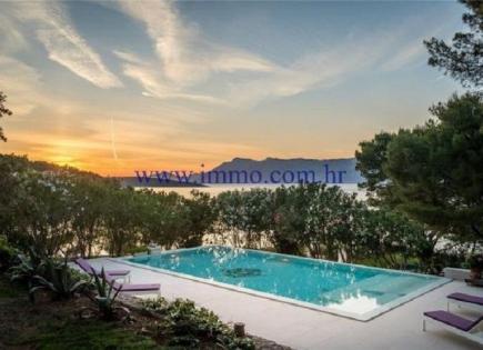 Villa for 3 800 000 euro on Brac, Croatia