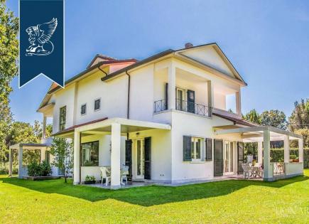 Villa in Massa, Italy (price on request)