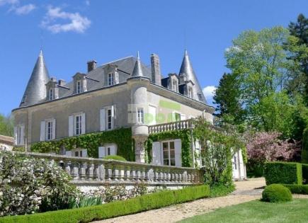 Castillo para 2 350 000 euro en Poitou-Charentes, Francia