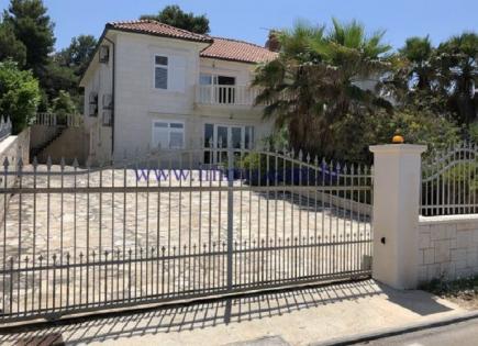House for 1 400 000 euro on Brac, Croatia