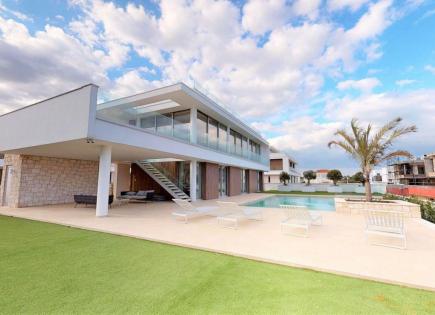 Villa for 2 900 000 euro in Larnaca, Cyprus
