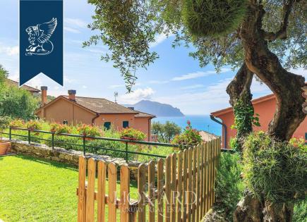 Villa for 2 600 000 euro in Genova, Italy
