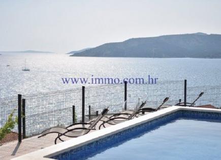 Villa for 1 700 000 euro in Trogir, Croatia
