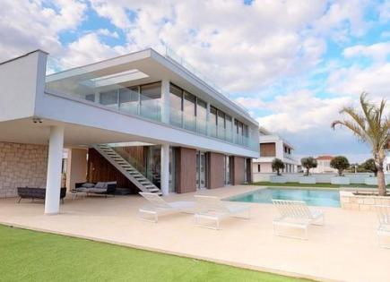 Villa for 2 700 000 euro in Larnaca, Cyprus