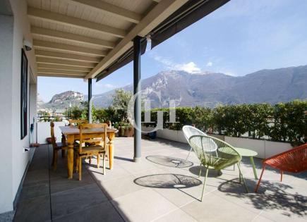 Penthouse for 749 000 euro on Lake Garda, Italy