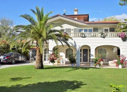 Villa for 2 300 000 euro in Forte dei Marmi, Italy