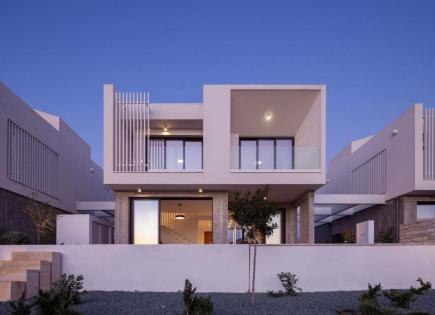 Villa for 580 000 euro in Paphos, Cyprus