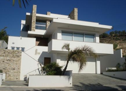 Villa for 1 100 000 euro in Larnaca, Cyprus