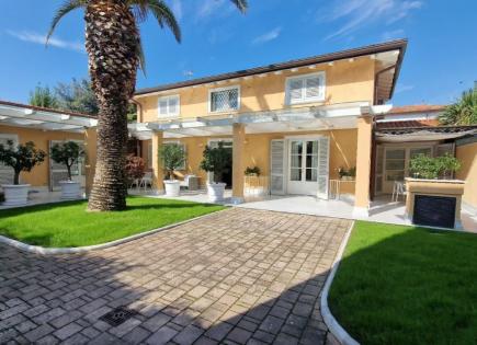 Villa for 60 000 euro per month in Forte dei Marmi, Italy
