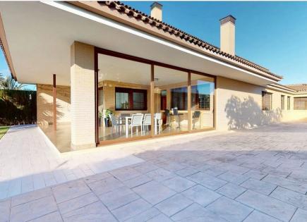 Villa for 680 000 euro in Elche, Spain