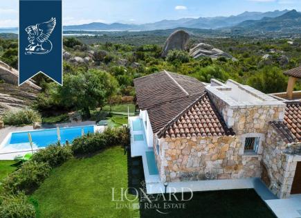 Villa for 2 200 000 euro in San Teodoro, Italy
