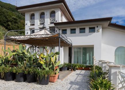 House for 1 800 000 euro in Carrara, Italy