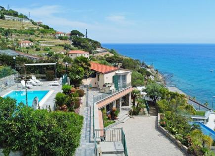 House for 2 200 000 euro in San Remo, Italy