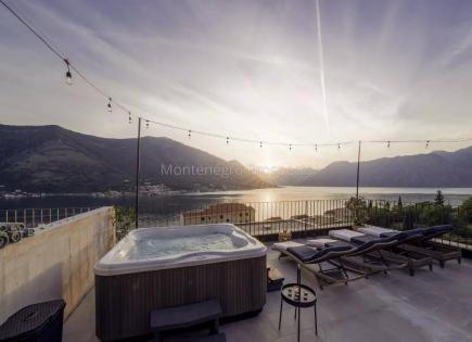 Penthouse for 410 000 euro in Dobrota, Montenegro