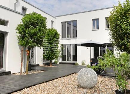 Villa for 1 890 000 euro in Frankfurt-am-Main, Germany