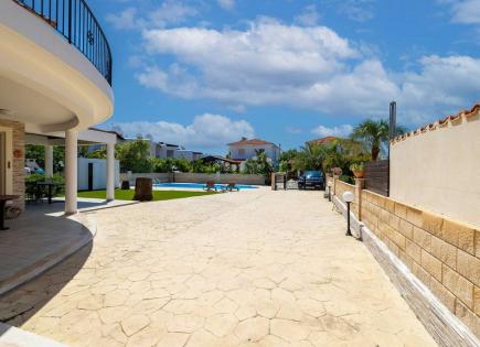 Villa for 875 000 euro in Larnaca, Cyprus