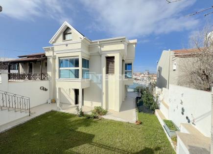 Townhouse for 1 285 000 euro in Cesme, Turkey
