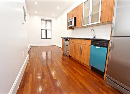 Townhouse for 503 969 euro in New York City, USA