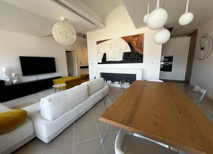 Penthouse for 370 000 euro in Dobrota, Montenegro